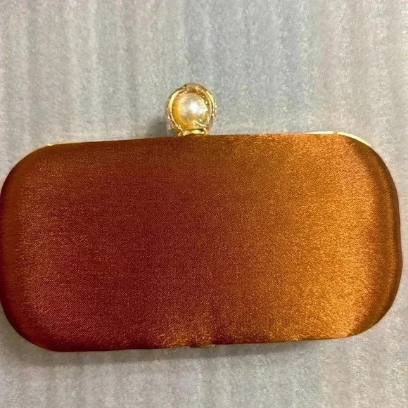 CYNTHIA BEADED EMBROIDERY CLUTCH BAG

NEW - Picture 2 of 5